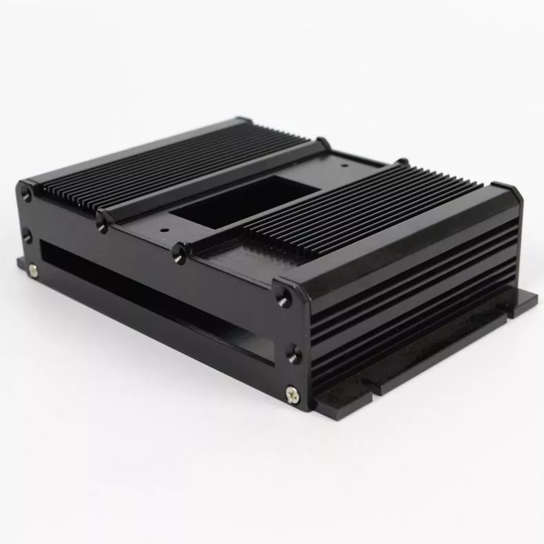 In che modo un alloggiamento in alluminio lavorato a CNC con scanalature e ritagli può migliorare la precisione, l'adattamento e le prestazioni del prodotto